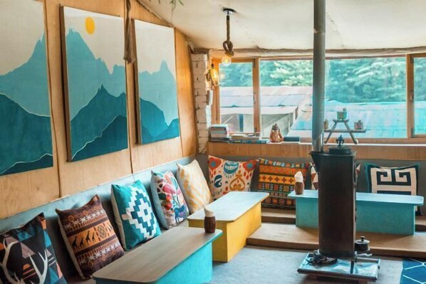 Interior - Young Monk Hostel & Cafe Old Manali (Manali)