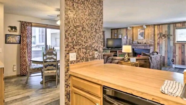 Een gezellige woonkamer met een houten salontafel, een bank en een televisie.
