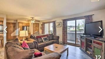 Smart TV, fireplace, stereo