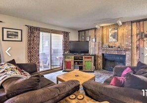 Una Smart TV, una chimenea, un reproductor estéreo