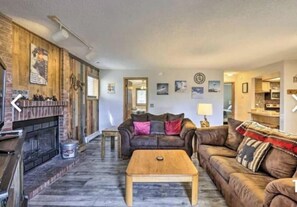 Smart-tv, eldstad och en stereo