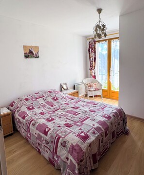 2 bedrooms, desk, iron/ironing board, travel cot - Maison de Montagne 3 Pièces - 90m² 5 à 7 Personnes Surplombant le Champsaur (Saint-Michel-de-Chaillol)