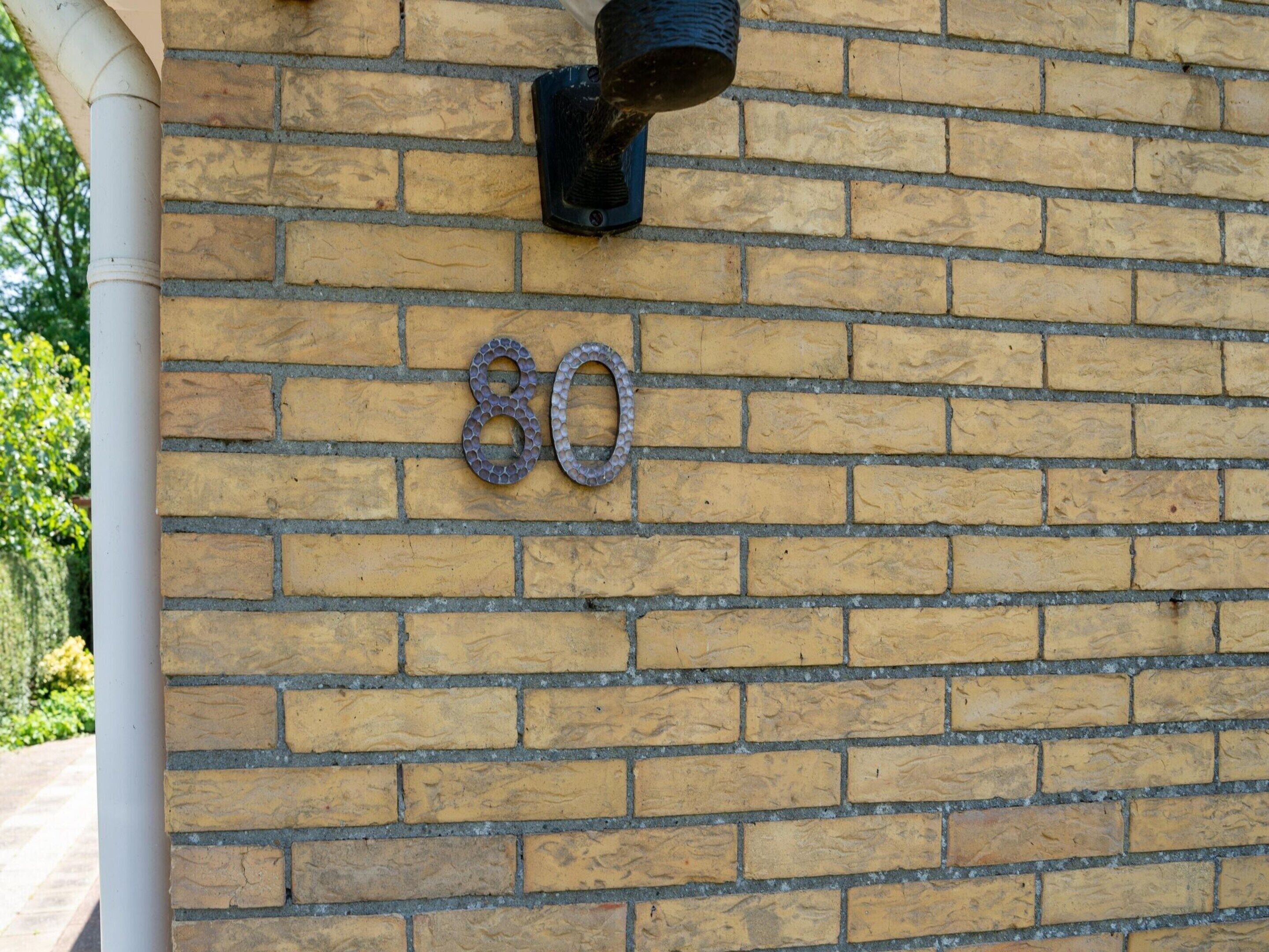 Paredes de tijolos com o número 80.