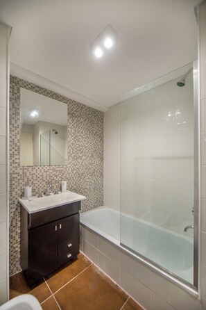 Executive Apartment, Balcony, City View | Bathroom - Casa Campus Palermo Hollywood (Buenos Aires)