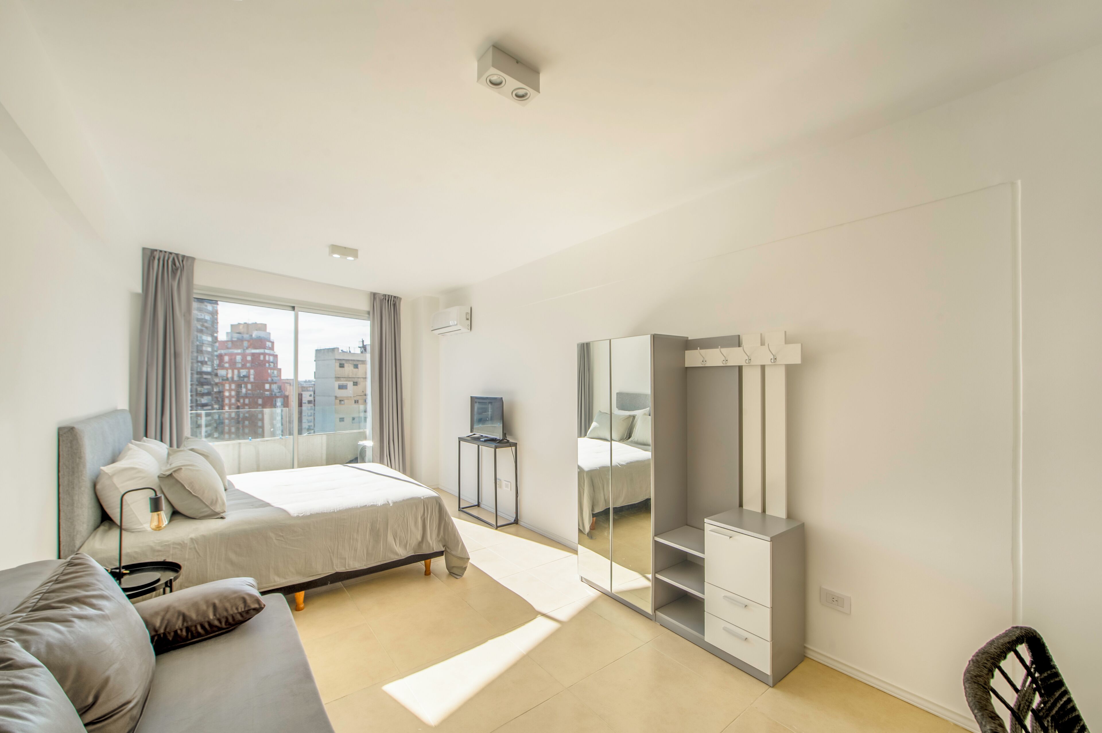 1 habitación, escritorio y espacio para trabajar con laptop 