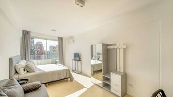 1 habitación, escritorio y espacio para trabajar con laptop