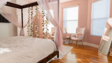 4 bedrooms, iron/ironing board, free WiFi, bed sheets