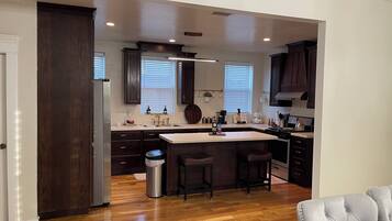 Frigorifero, microonde, forno, piano cottura