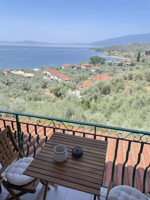 Outdoor dining - Margianou Seaview Apartment 2, near the beach, in Greece. (Kalamos)