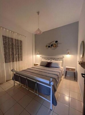 1 bedroom, free WiFi, bed sheets - Margianou Seaview Apartment 2, near the beach, in Greece. (Kalamos)