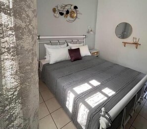 1 bedroom, free WiFi, bed sheets - Margianou Seaview Apartment 2, near the beach, in Greece. (Kalamos)