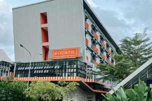 Um edifício moderno com uma placa laranja de destaque com a palavra 'BOUNTY'.