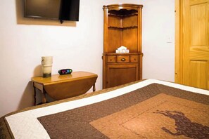 4 bedrooms, iron/ironing board, free WiFi, bed sheets - Enjoy a quiet stay on your own private deck by the lake in Room 21: Ponderosa-a Western Themed Chalet (Rice Lake)