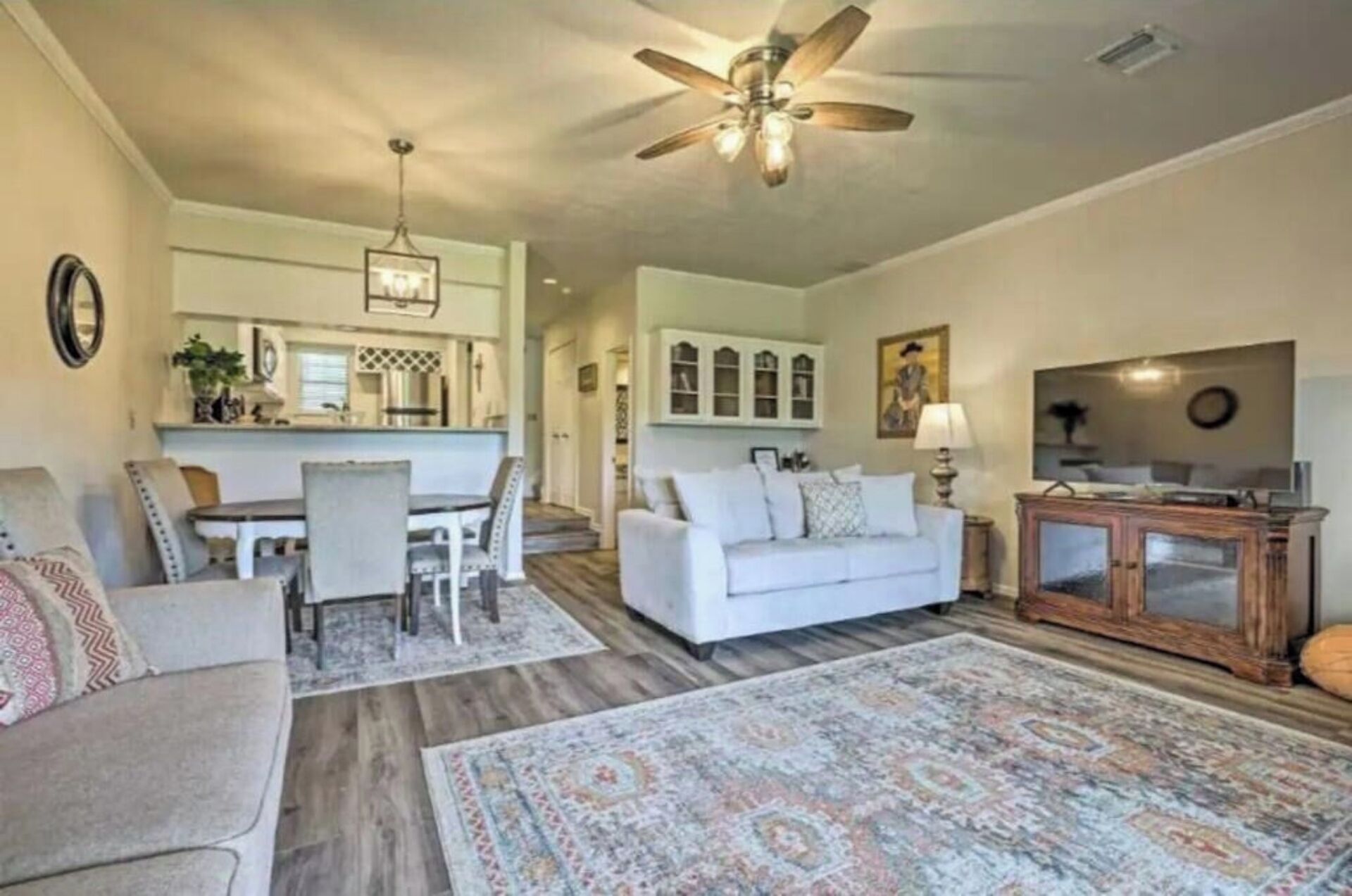 Smart TV, chimenea y libros 