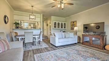 TV connectée, cheminée, livres