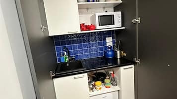 Refrigerador, microondas, parrilla de estufa y cafetera y tetera