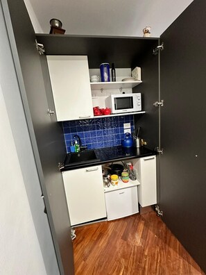 Kühlschrank, Mikrowelle, Herdplatte, Wasserkocher mit Kaffee-/Teezubehör
