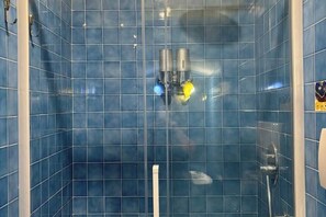 Dusche, Haartrockner, Bidet, Handtücher