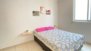 A bedroom with a bed, a window, and two wall-mounted pictures. - Alojamiento en Yecapixtla, Morelos. Disfruta con Amigos o Familia! (Yecapixtla)