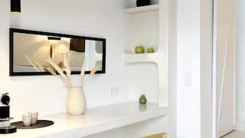 Superior-Suite, Poolblick | 1 Schlafzimmer, Schreibtisch, laptopgeeigneter Arbeitsplatz