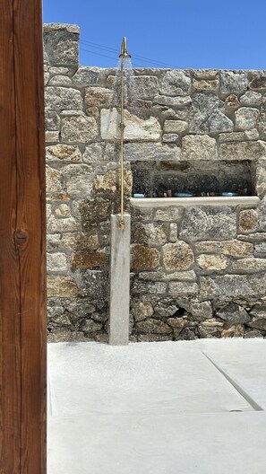 Piscina a l'aire lliure de temporada (horari: 06:00-20:00) i gandules