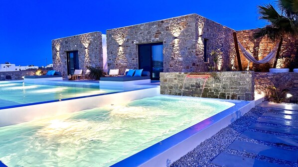 Piscina a l'aire lliure de temporada (horari: 06:00-20:00) i gandules