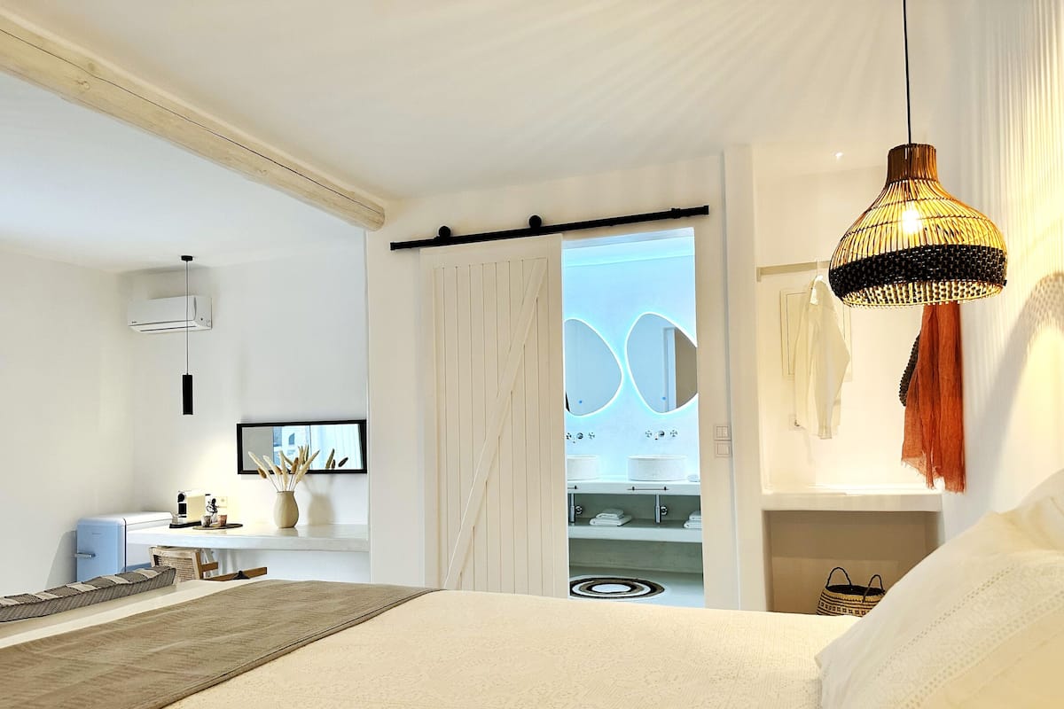 Suite superior, vista a la alberca | 1 habitación, escritorio y espacio para trabajar con laptop