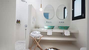 Junior Suite, Pool View | Bathroom | Towels, soap, shampoo, toilet paper
