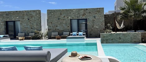 Piscina externa sazonal, funciona das 6h às 20h, guarda-sóis
