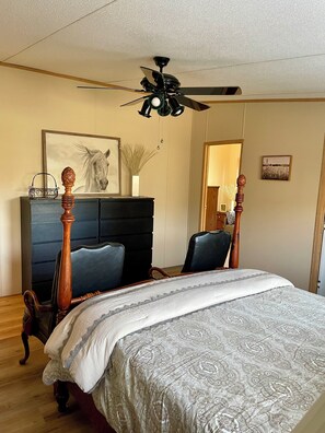 4 bedrooms, iron/ironing board, WiFi, bed sheets