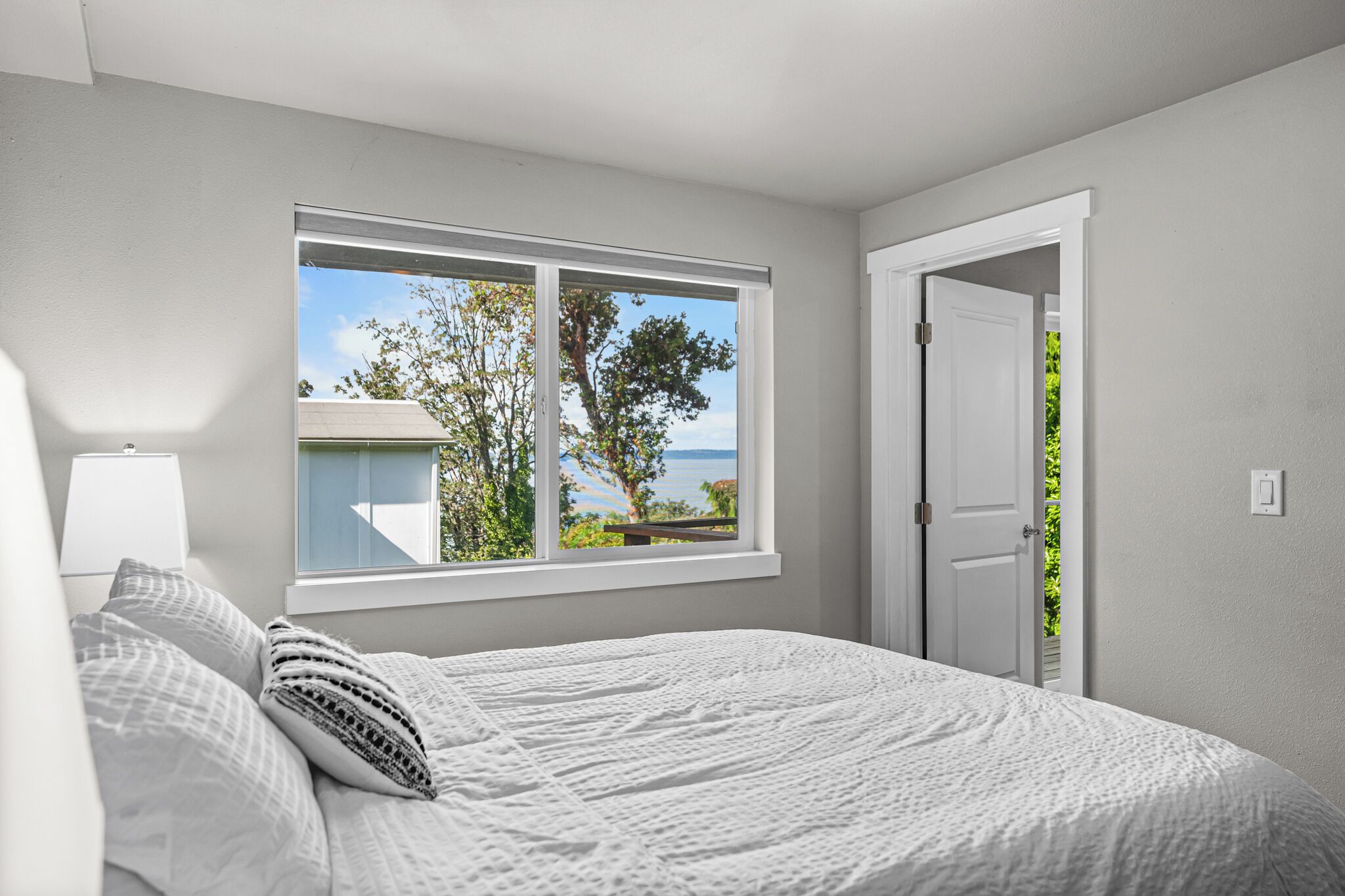 4 quartos, escrivaninha, ferros/tábuas de passar roupa, berço de viagem