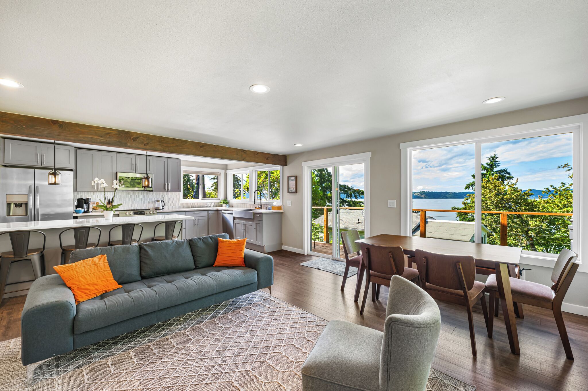 Smart TV, lareira, livros, monitores de computador