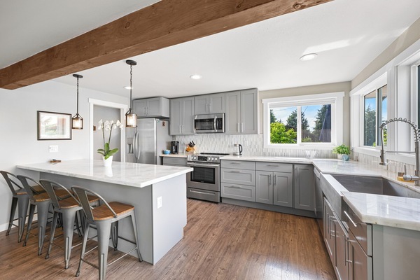 Geladeira, micro-ondas, fogão, cooktop