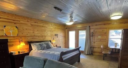 Greers Ferry Lake Front Studio