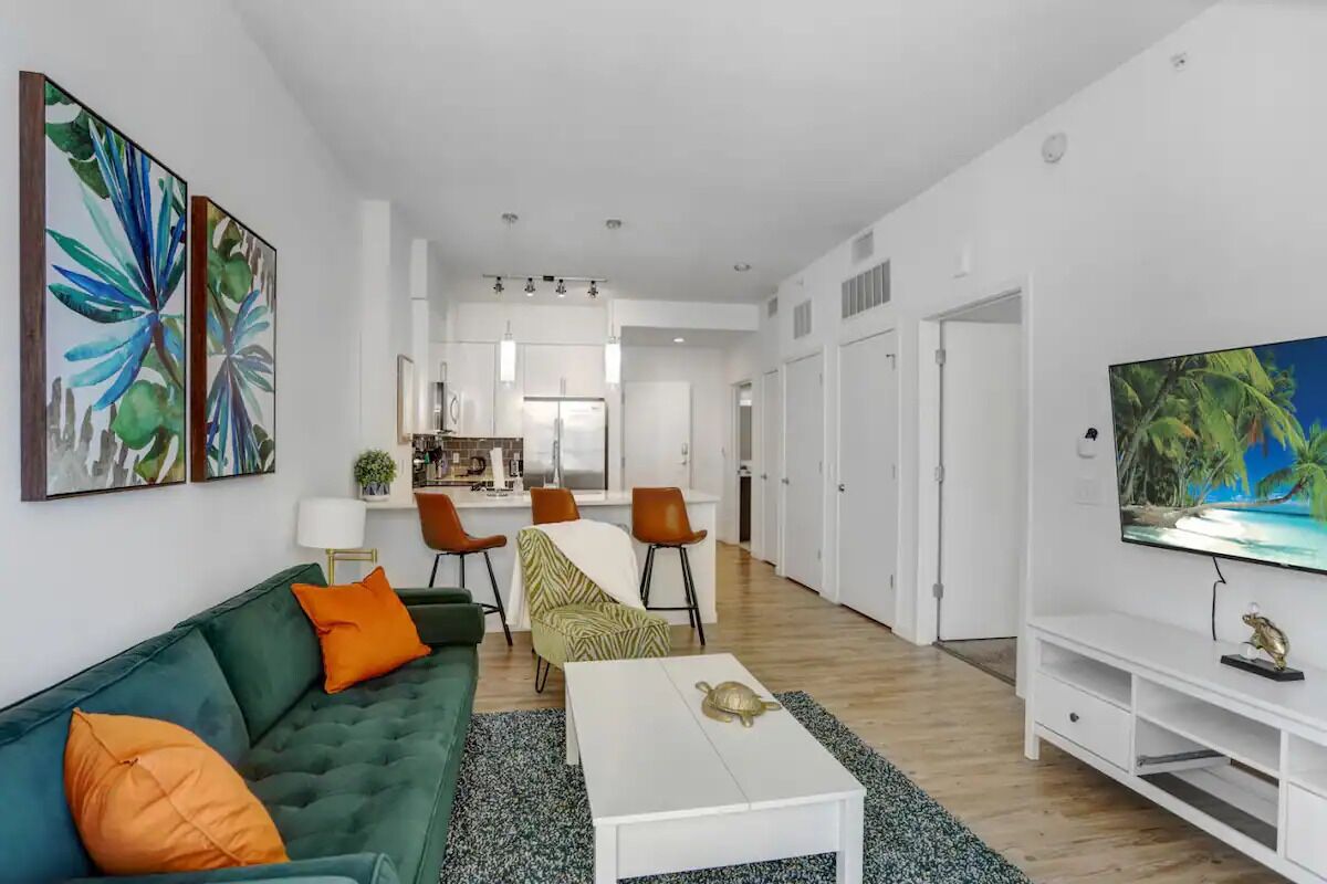 Modern 1BR Downtown Oasis w Balcony & Rooftop Pool