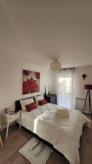 2 dormitorios, tabla de planchar con plancha, ropa de cama