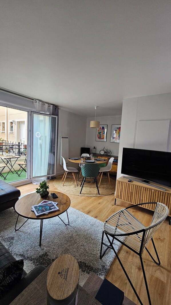 TV - Charmant Duplex 3P Avec Terrasse à 20 Minutes du Stade de France (Bondy)