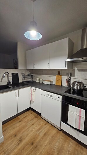 Microwave, oven, stovetop, dishwasher - Charmant Duplex 3P Avec Terrasse à 20 Minutes du Stade de France (Bondy)