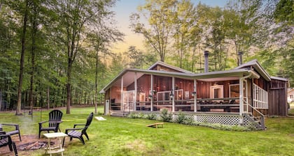 Secluded getaway- Screened in porch with hot tub