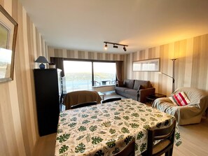 Apartment | Dining - Apartment in Nieuwpoort by the Beach (Nieuwpoort)