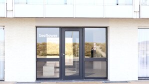 A building with a large glass door labeled "Seaflower." - Apartment in Nieuwpoort by the Beach (Nieuwpoort)