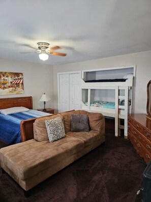 6 camere, una scrivania, ferro/asse da stiro, Wi-Fi