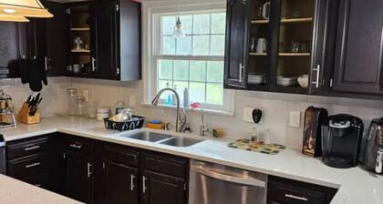 Pool Table  Wifi  Fireplace  Mins to Hospitals no hottub