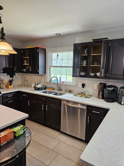 Pool Table  Wifi  Fireplace  Mins to Hospitals no hottub