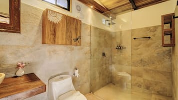 Regadera, secadora de cabello, toallas