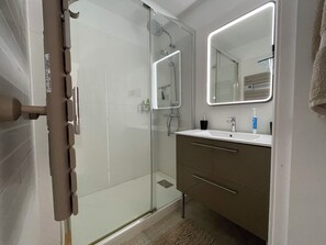 Shower, hair dryer, towels