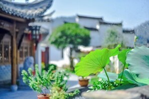 Exterior detail - Liangjia Inn (Yi County)