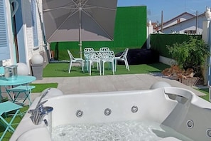 Outdoor dining - The Owl's Den (San Paolo Solbrito)