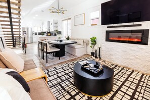 Televisión, chimenea y libros 