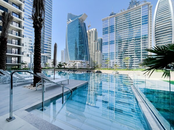 Outdoor pool - Zada Tower 1BR (Dubai)